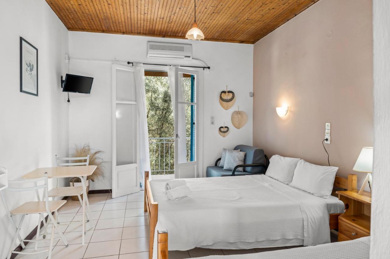 Oceanis Rooms Mikros Gialos Exterior photo