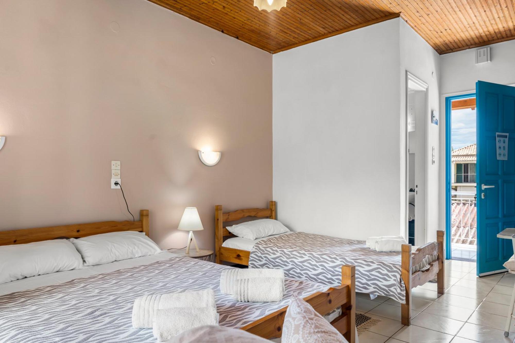 Oceanis Rooms Mikros Gialos Exterior photo